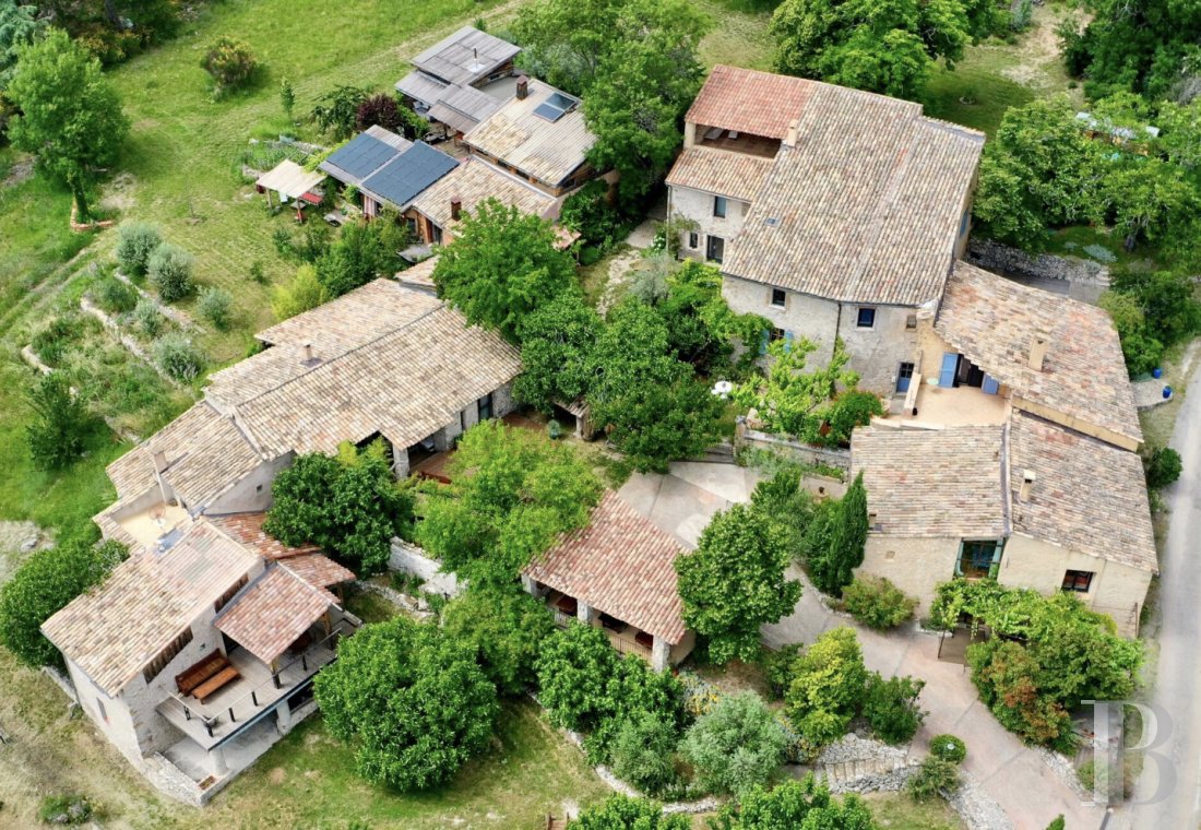 Dans les Alpes-de-Haute-Provence, à l’ouest de Sisteron, un mas du 17e siècle face à la montagne de Lure - photo  n°1